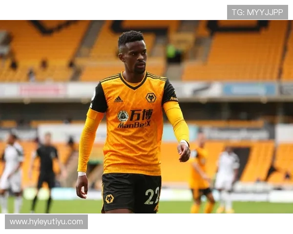 皮尔斯无球跑动制造错位，拉开空间改变进攻结构